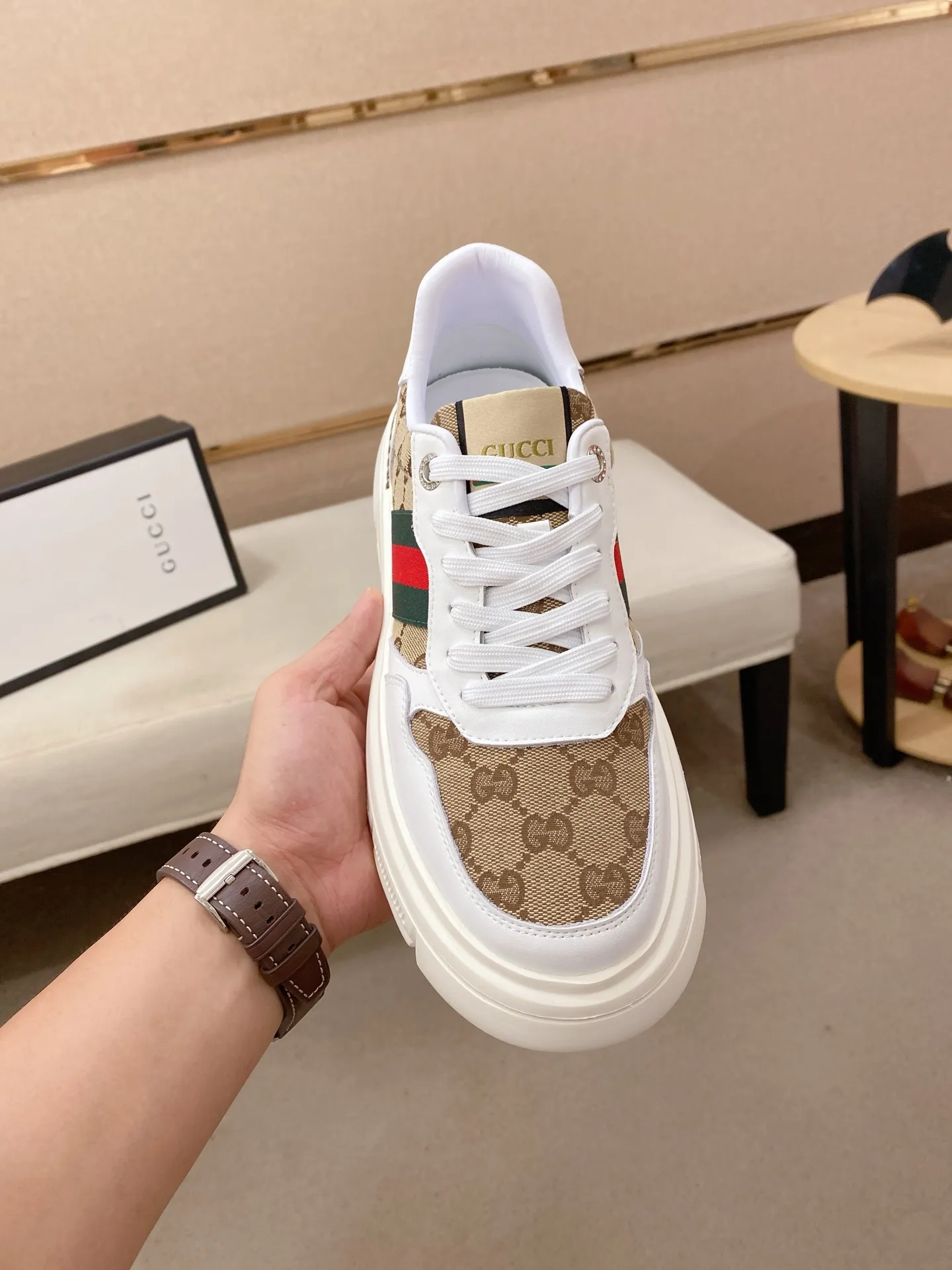 Men's shoes💰 420💰The new GUCCI (Gucci) counters are launched simultaneously. The new men's shoes, 😘fabrics are selected from imported cowhide, and the lining is sheepskin lining. 👍🏿 High-end ☄️ air-cushion molded anti-slip rubber outsole, exquisite lines, simple and elegant, comfortable and high-end for leisure travel. Code number: 38 to 44 (45 can be customized and cannot be returned or exchanged)